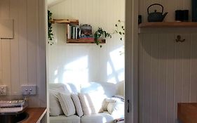Holly Tree Hut - Gypsy Wagon With Breakfast
